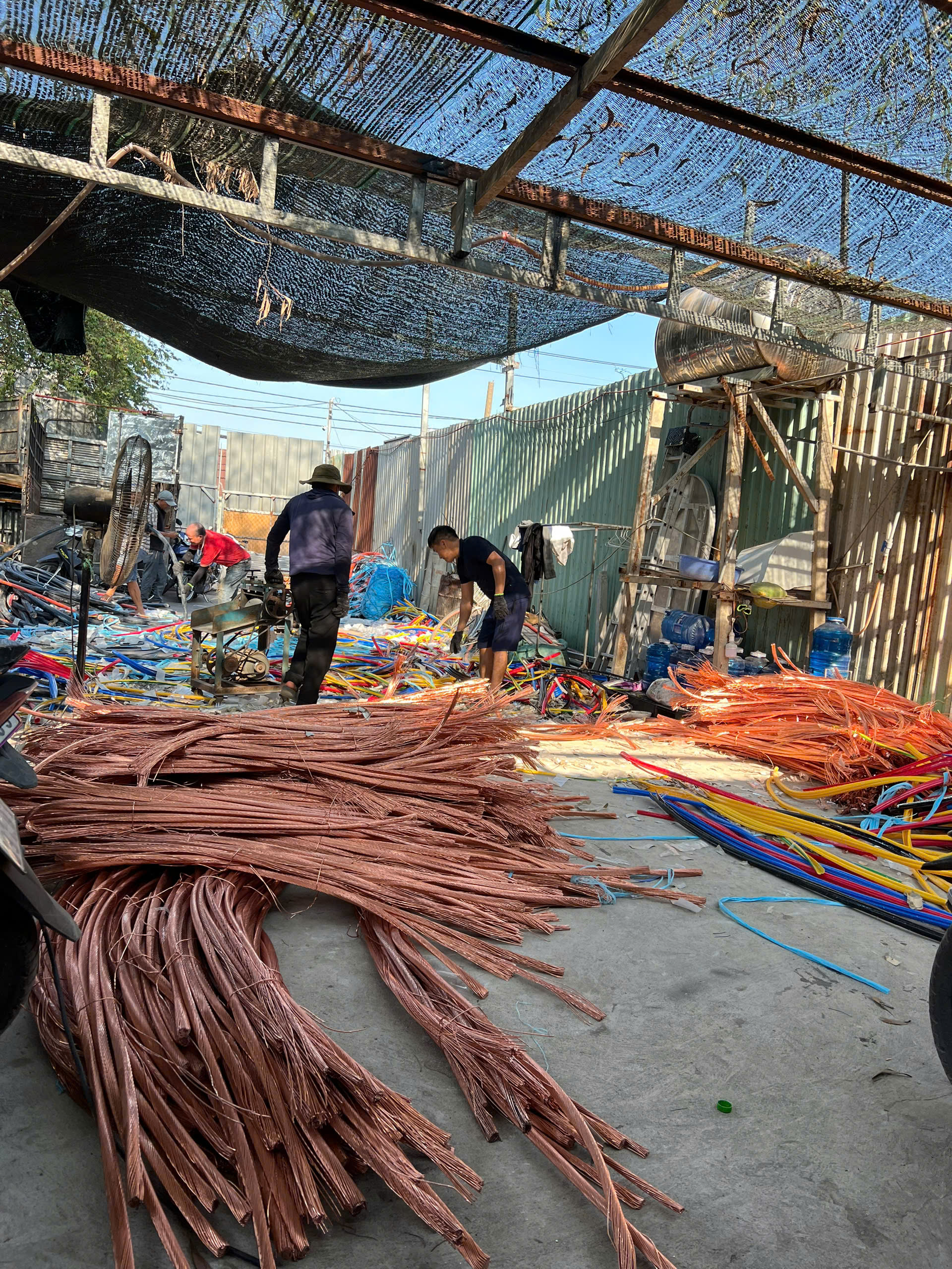 Bảng Giá Phế Liệu Đồng Hôm Nay: So Sánh Đồng Đỏ, Đồng Vàng Và Dây Điện Đồng 4 Z7129790455031 F9E70F0712F255F0835E8191D0Dc136B