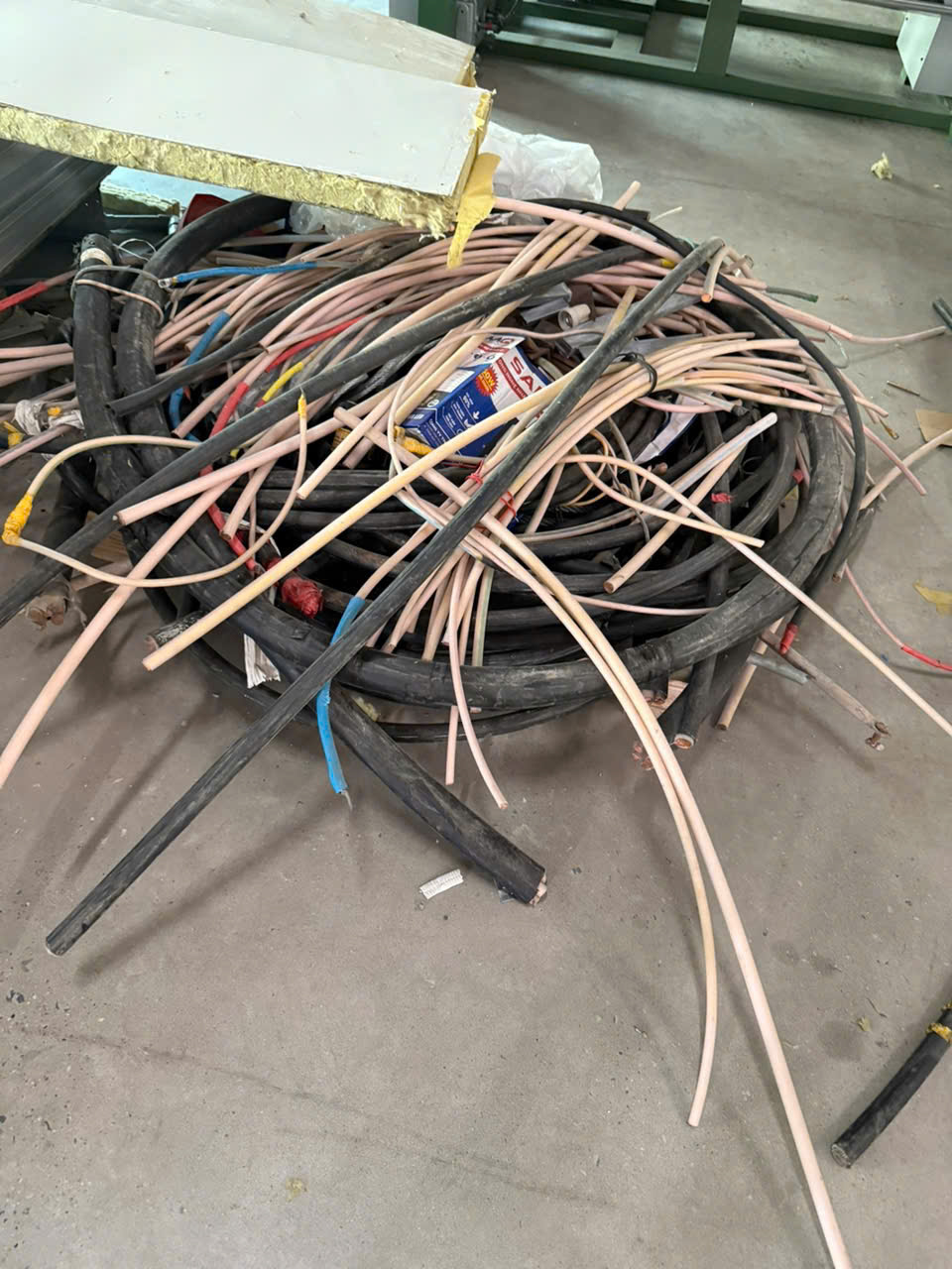 Phế Liệu Đồng Bao Nhiêu Tiền 1Kg Hôm Nay? Bảng Giá Và Cẩm Nang Thu Mua Chuyên Sâu 5 Z7250137332798 29C8Ac130F2Fade93Ee5B463Bc2E5B5E