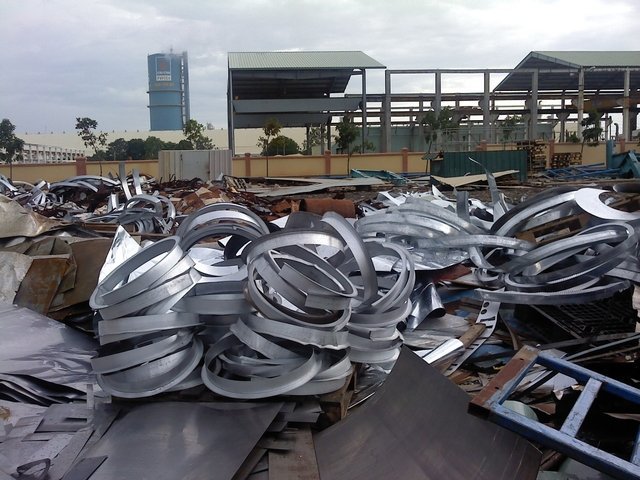 Để Nhôm Vụn Dính Quá Nhiều Dầu Máy